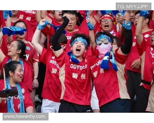 足球明星意外偷走队友进球瞬间引发热议赛场内外反响不一